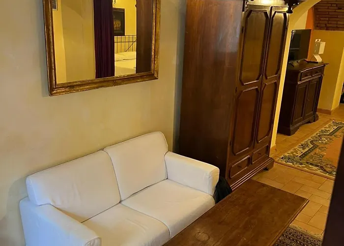 To Coliseum Apartment *